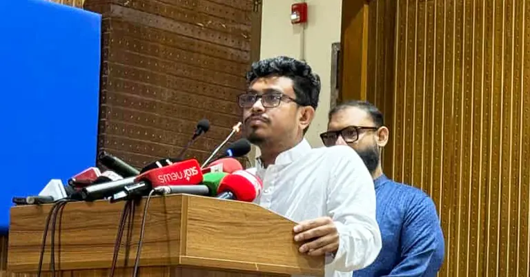 বক্তব্য রাখছেন ডাকসু ভিপি সাদিক কায়েম